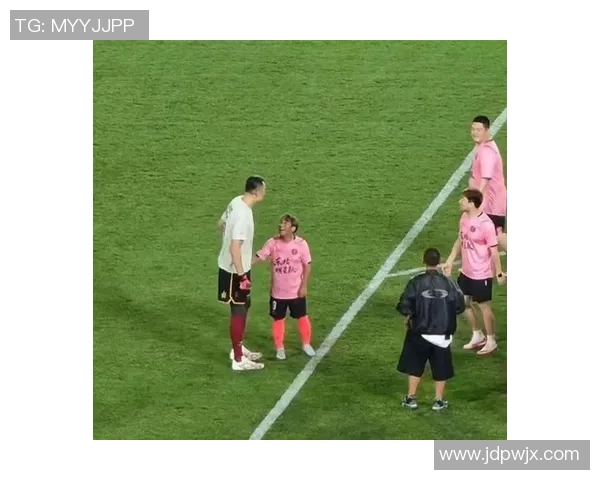 足球明星选手遭遇恶意犯规瞬间视频引发球迷热议与讨论